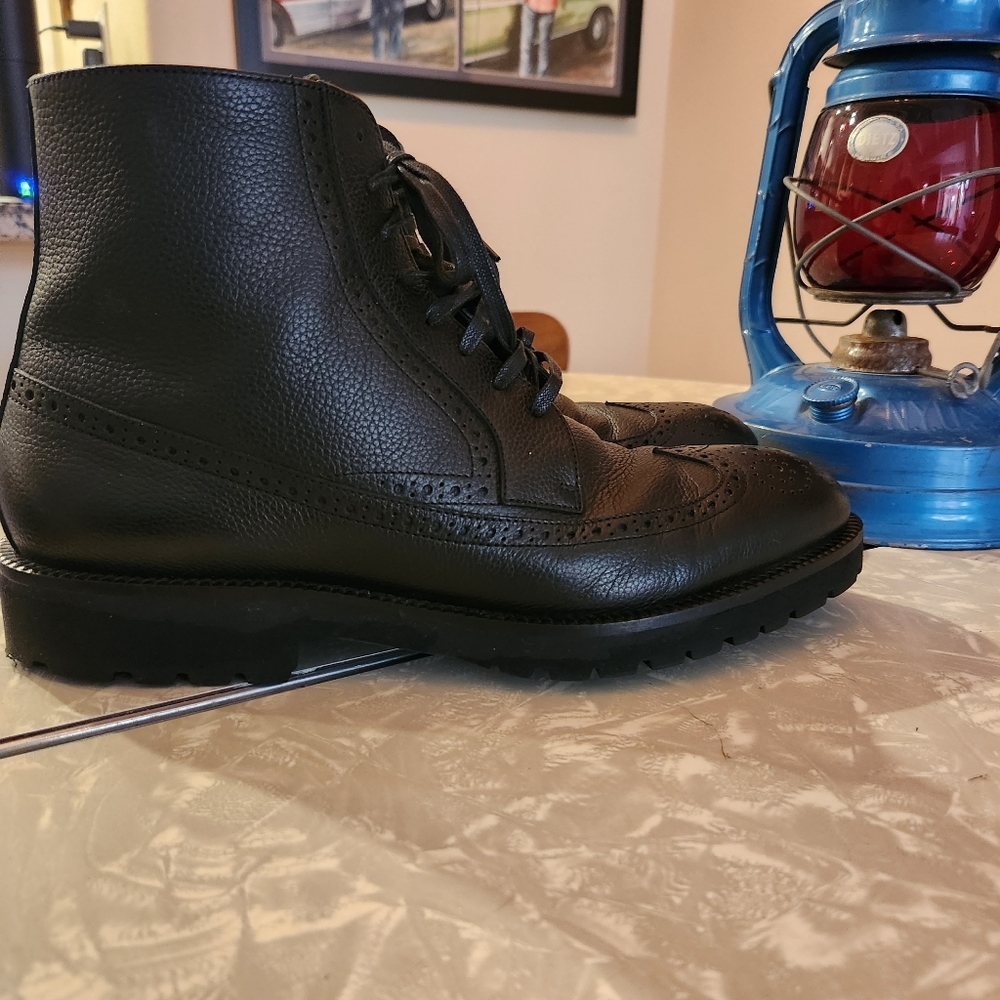 Men's Hugo Boss side zip black boot, size 10.